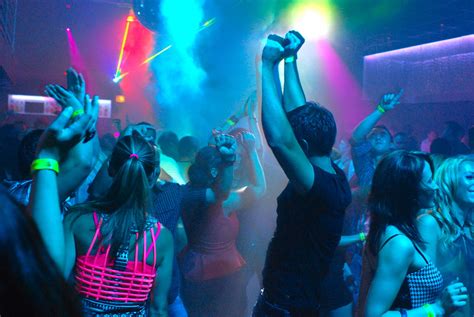 how to dance in a club: choosing the right playlist for your clubbing experience